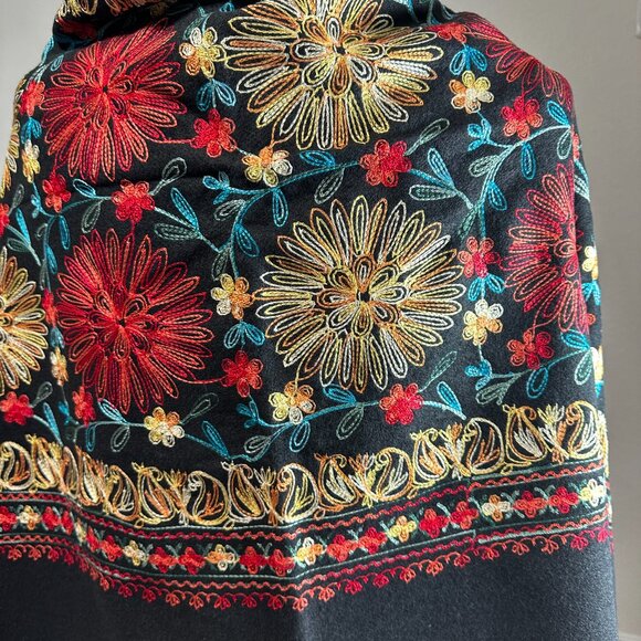 Baby Alpaca Shawl / Wrap in Black with Multicolor Embroidery – Made in Peru  New - Picture 6 of 14